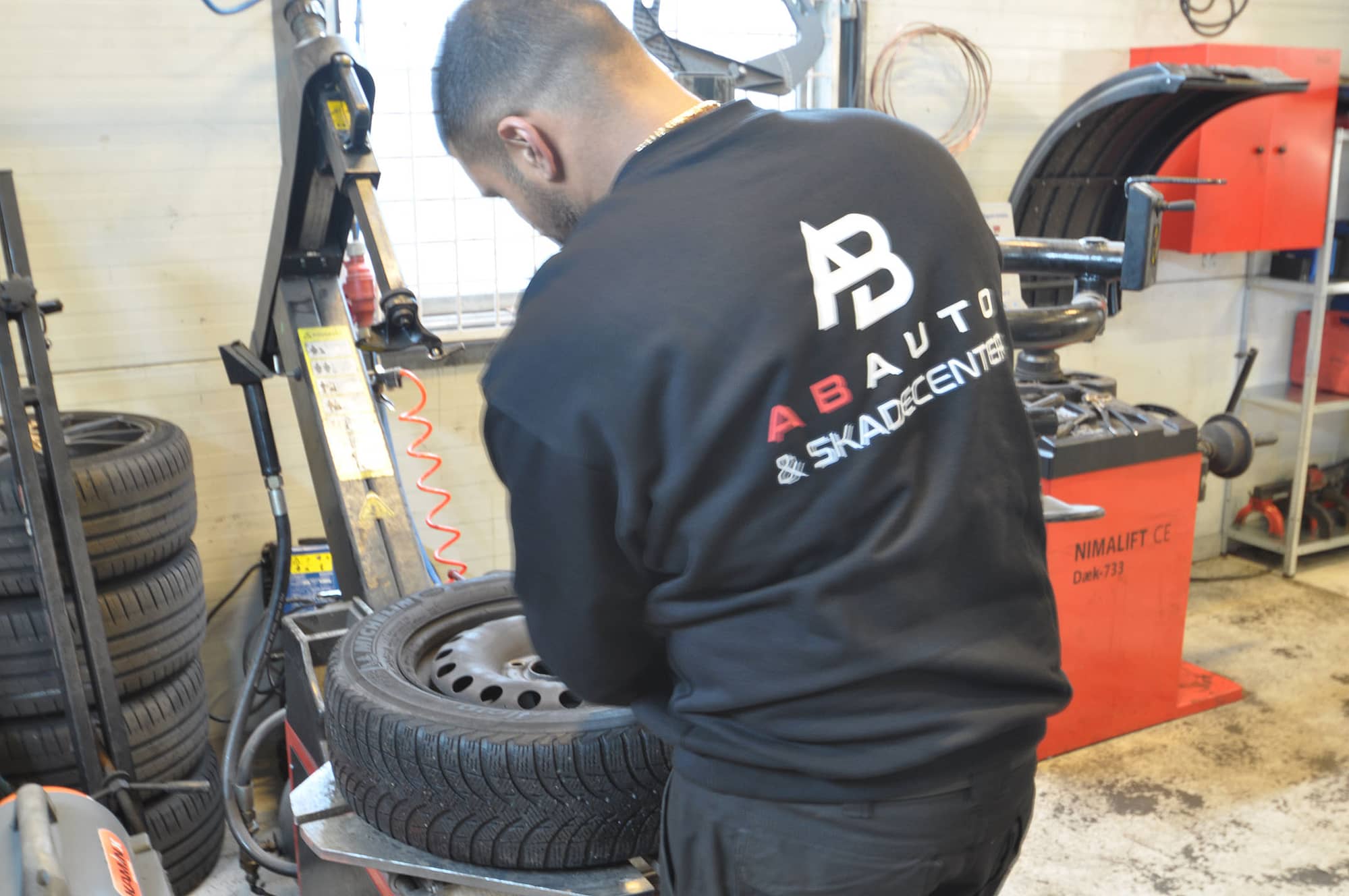 Autoværksted, Mekaniker, bilmekaniker, autocenter københavn, autocenter, skadecenter, reparation af biler, olieskift, skift af dæk